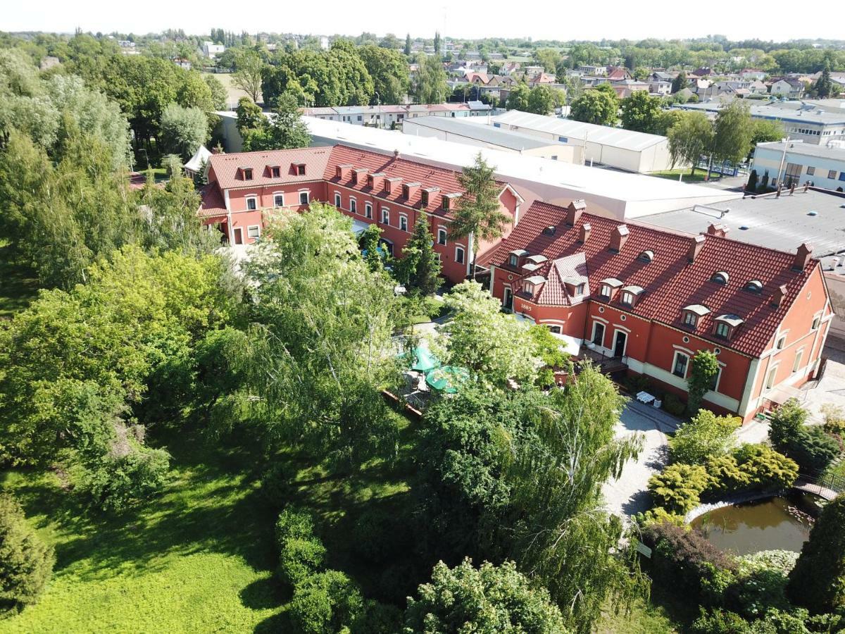 Dworek 1885 Ostrzeszów Exteriör bild