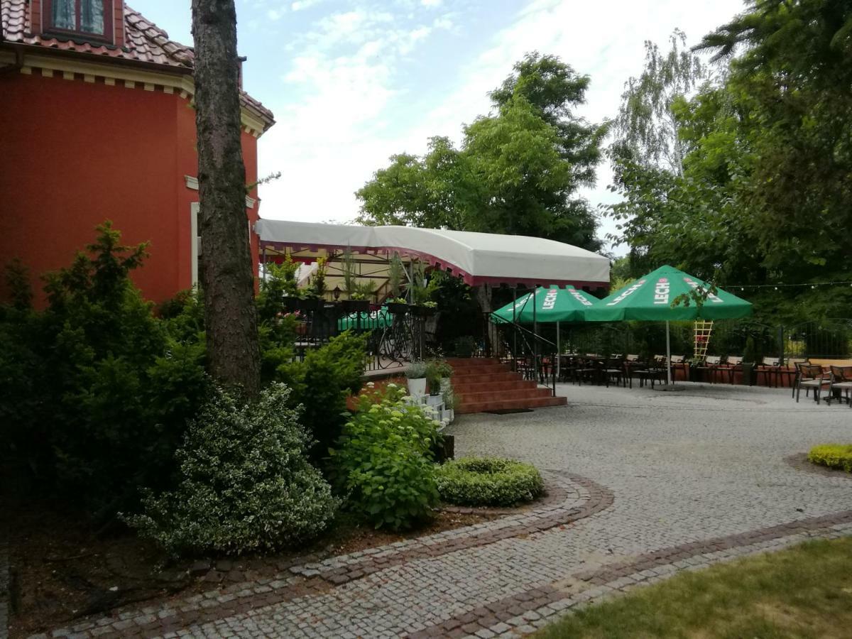 Dworek 1885 Ostrzeszów Exteriör bild