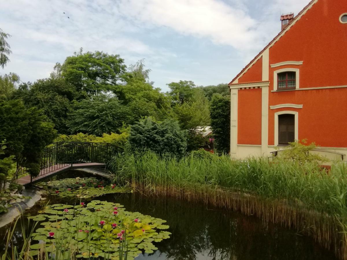 Dworek 1885 Ostrzeszów Exteriör bild