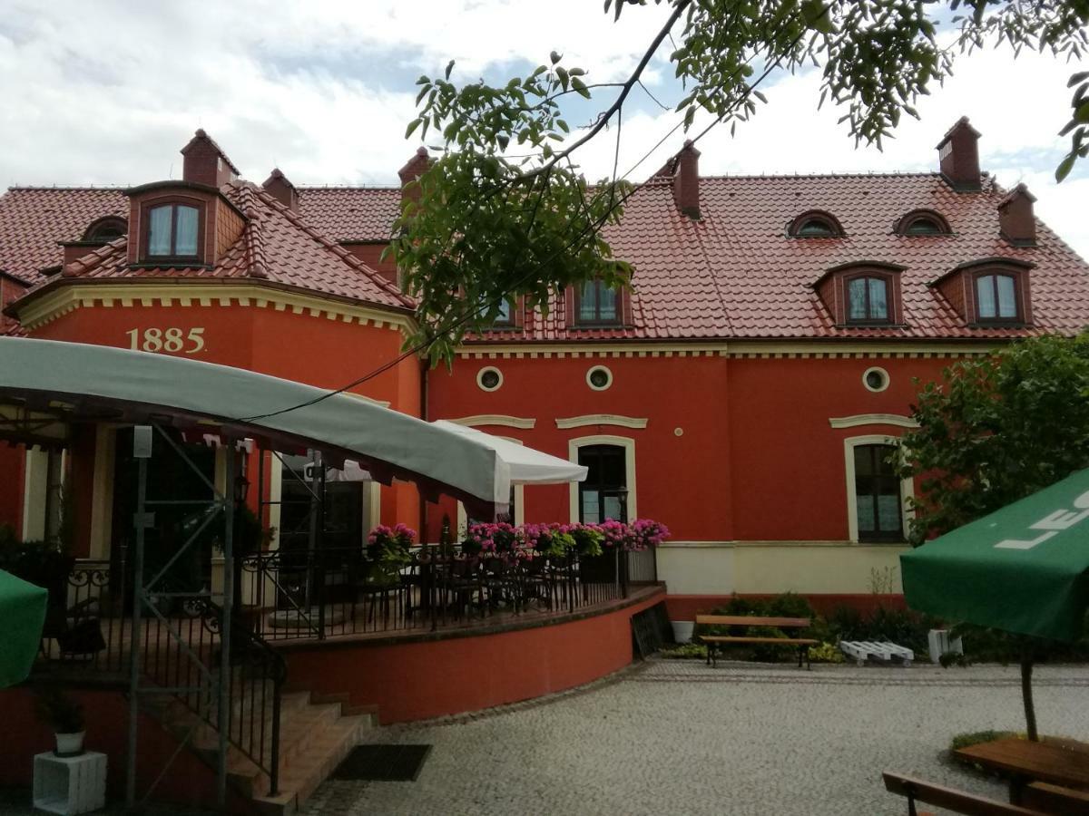 Dworek 1885 Ostrzeszów Exteriör bild
