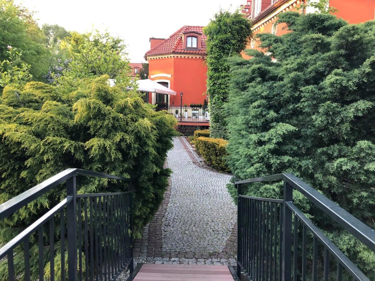 Dworek 1885 Ostrzeszów Exteriör bild
